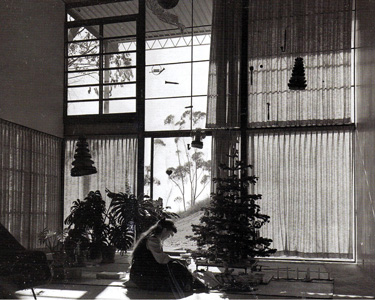NT6_573_the_fragmented_opening_case%20study%20house%208%20eames%20house%20los%20angeles%20charles%20ray%20eames%20modern%20architecture%20pacific%20palisades%201%20eames-hosue%20-%20dwell