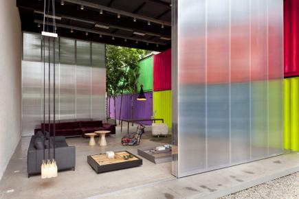 Link: Huge sliding polycarbonate doors closing a showroom porch [223]